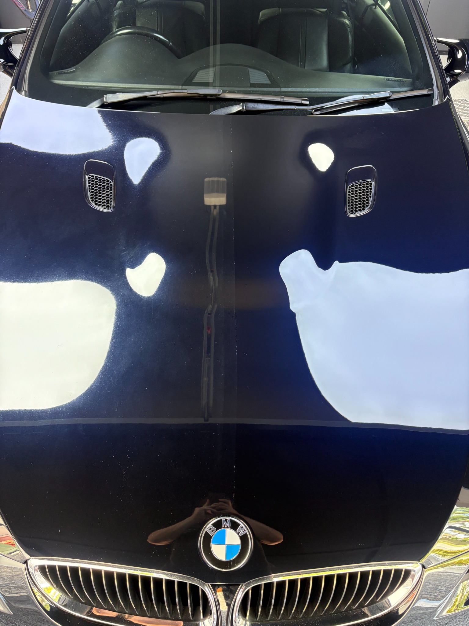 Blue BMW E92 M3 bonnet comparison with more visible fine marks on the left and clearer reflections on the right
